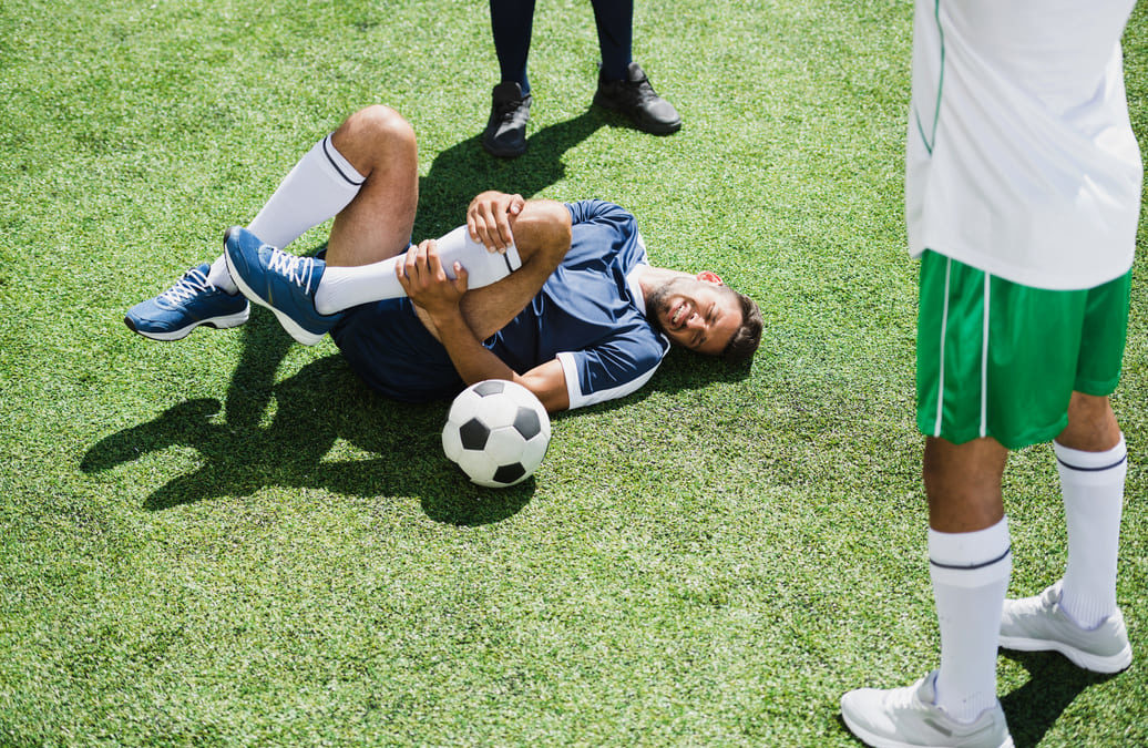 Wzmocnienie stawów poprzez odpowiednią dietę i suplementowanie kolagenem pozwoli piłkarzowi pozostać dłużej na boisku.