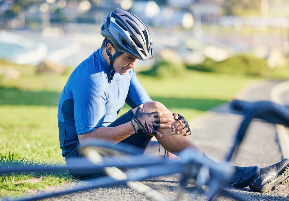 Długo utrzymywana pozycja ciała podczas jazdy na rowerze prowadzi do kontuzji kolana, mięśni i ścięgien, aby wzmocnić te partie ciała warto przyjmować suplement kolagenowy rybi.