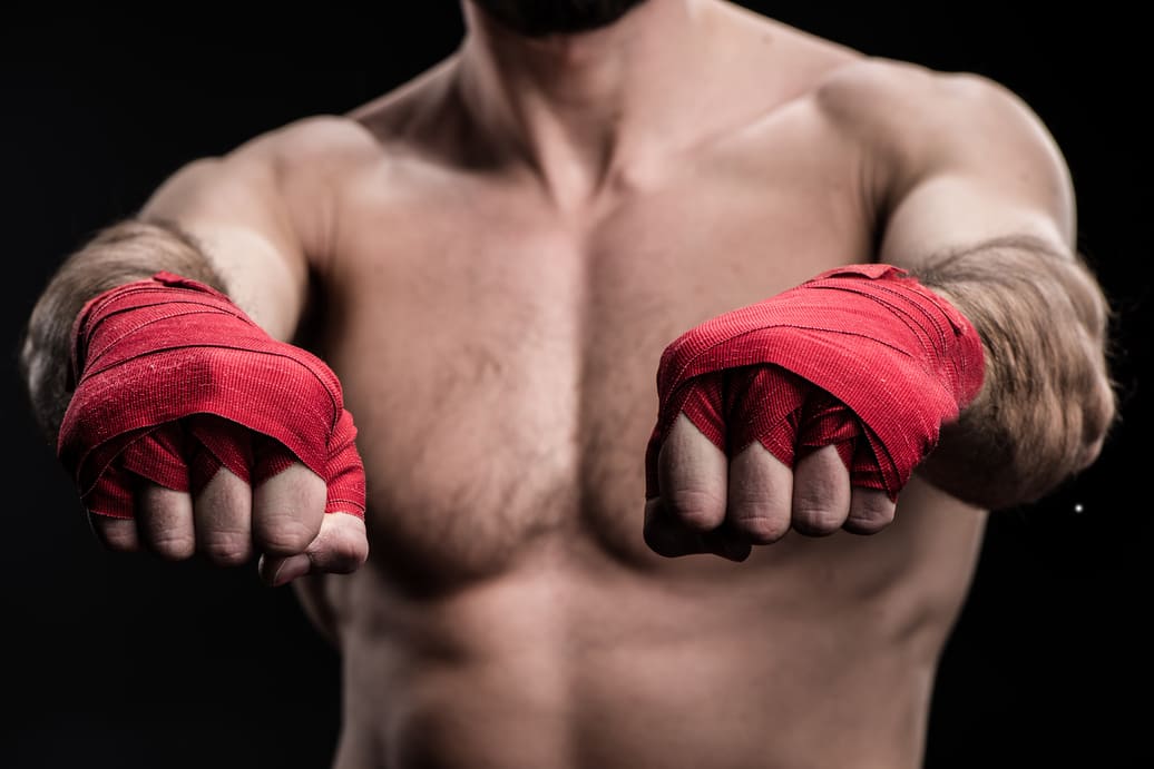 Trenowanie MMA jest obarczone urazami stawu kolanowego, dlatego warto dużo wcześniej rozpocząć stosowanie suplementu kolagenu który znacznie ogranicza ryzyko ich wystąpienia.